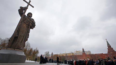 Wladimir Putin am 4. November 2016 bei der Einweihung des Denkmals für Wladimir I. – Putin sieht in dessen Taufe im Jahr 988 eine Art gemeinsame geistige Quelle der Völker Russlands, von Belarus und der Ukraine.