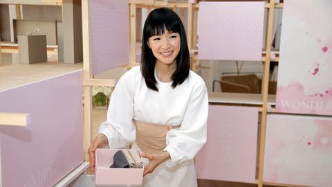 Die Japanerin Marie Kondo hat 2011 aus dem Aufräumen ein lukratives Geschäftsmodell entwickelt, das unter dem Namen "KonMari-Methode" weltweit präsent ist (Foto: dpa Bildfunk, picture alliance/dpa | Seth Wenig)