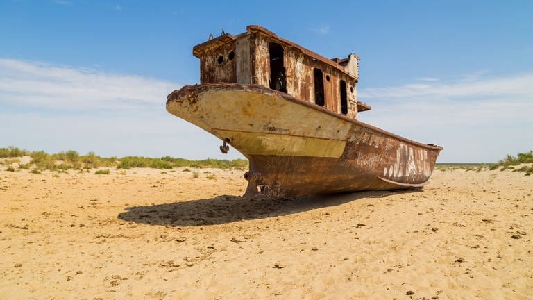 Trockengefallenes Boot am Aralsee: Noch in den 1960er-Jahren war der Aral in Zentralasien der viertgrößte See der Welt. Heute ist von ihm nur ein Zehntel seiner einstigen Fläche geblieben. Statt des Wassers macht sich Wüste breit. Kasachstan und Usbekistan haben zunehmend Probleme. (Foto: IMAGO, IMAGO / Panthermedia)