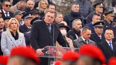 Milorad Dodik, Serbisches Mitglied des Staatspräsidiums von Bosnien und Herzegowina (hier bei einer Rede am 9. Januar 2021 in Banja Luka). Anlässlich des verbotenen Nationalfeiertags am 9. Januar 2022 schwadronierte er: "Ich bin überzeugt, dass die Republika Srpska eines Tages ein unabhängiger Staat sein wird und einen föderalen oder konföderalen Status mit Serbien haben wird. Dies wird auch ein Beitrag zur Stabilisierung und für den Frieden sein."