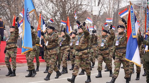 Die bosnischen Serben feiern am 9. Januar 2021 ihren Nationalfeiertag in Banja Luka, Bosnien und Herzegowina. Der pompöse Zug ist nur eine von vielen Provokationen gegenüber der bosnischen Zentralregierung in Sarajevo. Denn der Nationalfeiertag ist offiziell schon seit vielen Jahren verboten, weil er andere Volksgruppen im Land, vor allem Bosniaken und Kroaten, diskriminieren und vor den Kopf stoßen könnte. 