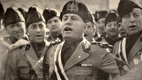 Benito Mussolini 1927 in Rom. Nachdem er 1922 Ministerpräsident wurde, baut er die konstitutionelle Monarchie Italiens in eine Diktatur um.