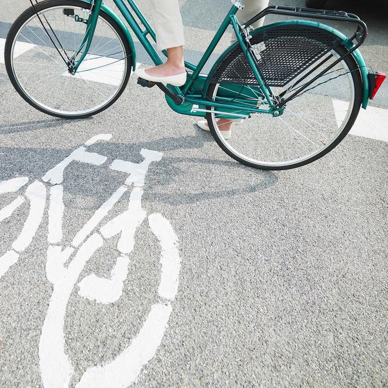 Fahrradfahrerin auf Radweg (Foto: Getty Images, Thinkstock -)