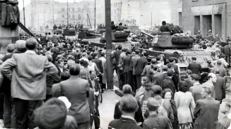 Arbeiteraufstand in der DDR am 17. Juni 1953: Demonstranten stehen vor russischen T-34-Panzern am "Haus der Ministerien" in der Leipziger Straße in Ost- Berlin (Foto: picture-alliance / Reportdienste, picture alliance / Keystone | Röhnert)