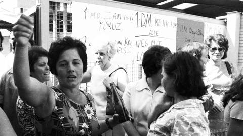 Der Frauenstreik bei dem Autozulieferer Pierburg in Neuss , hier am 14. August 1973, war ebenfalls ein sogenannter wilder Streik (Foto: IMAGO, IMAGO / Klaus Rose)
