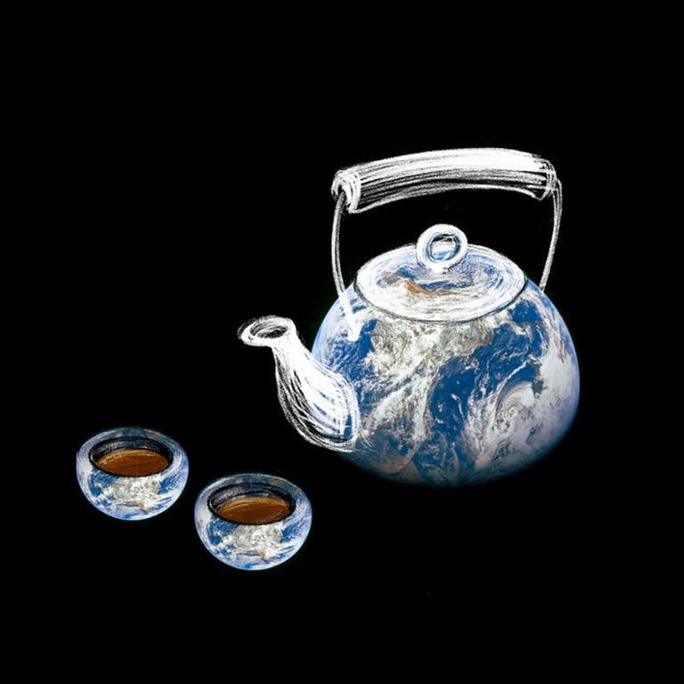 Teekann mit dem Muster einer Weltkarte, daneben zwei Teetassen: Als zu Beginn des 19. Jahrhunderts das Silber knapp wird, bezahlen die Briten ihren Tee in China indirekt mit Opium – das geht nicht gut. Der Opiumkrieg mit dem chinesischen Kaiserreich verändert einiges. (Foto: SWR, Britta Wagner)