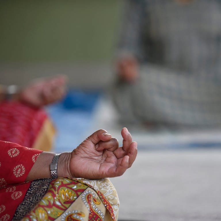 Eine nepalesische Yoga Lehrerin. (Foto: picture-alliance / Reportdienste, picture alliance / NurPhoto | Narayan Maharjan)