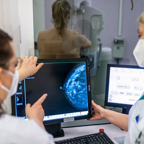 Eine Radiologin untersucht die Brust einer Patientin mit einem Microdosis-Mammografiegerät. (Foto: picture-alliance / Reportdienste, picture alliance/dpa | Michael Hanschke)