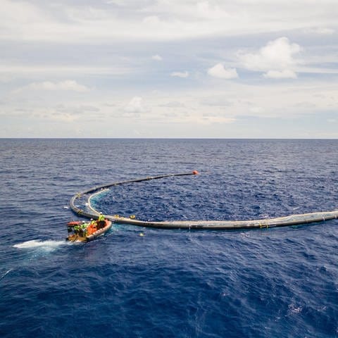 Das Ocean Cleanup-System sammelt erfolgreich Plastikmüll. Dieses System ist der zweite Prototyp. (Foto: picture-alliance / Reportdienste, picture alliance / abaca | ABACA)