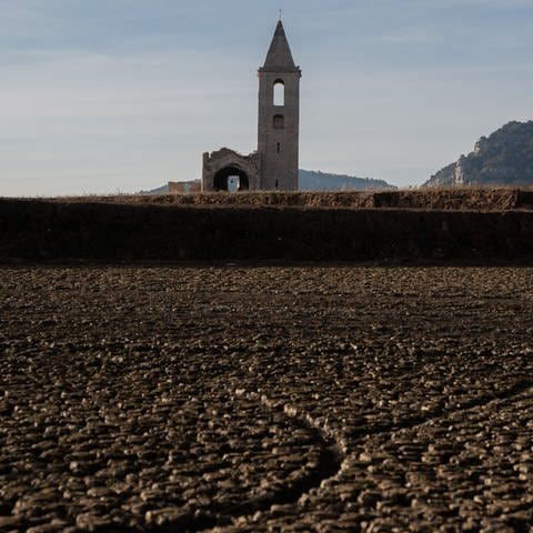 22. Januar 2024, Osona, Barcelona, ​​Spanien: Das Sau-Reservoir hat knapp über 5 % seiner Kapazität, den niedrigsten Wert in seiner Geschichte. (Foto: picture-alliance / Reportdienste, picture alliance / ZUMAPRESS.com | Marc Asensio Clupes)