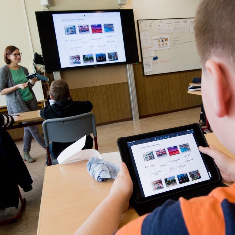 Schüler lernen mit iPads im Englischunterricht (Foto: picture-alliance / Reportdienste, picture alliance/dpa | Julian Stratenschulte)