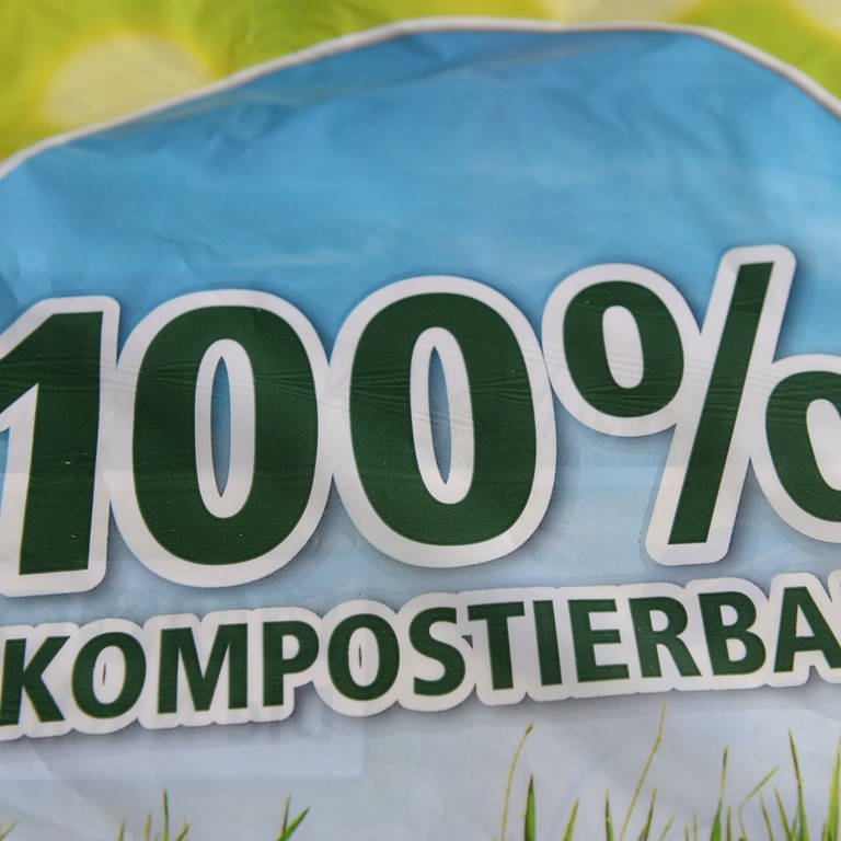 Eine Einkaufstüte mit dem Aufdruck "100 Prozent kompostierbar!"  (Foto: picture-alliance / Reportdienste, picture alliance / ZB | Jens Kalaene)
