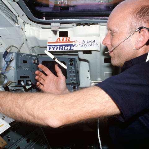 Astronaut Gordon Fullerton beobachtet Kugelschreiber in der Schwerelosigkeit. (Foto: NASA)