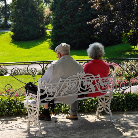 Älteres Paar auf einer Parkbank  (Foto: IMAGO, IMAGO / imagebroker)