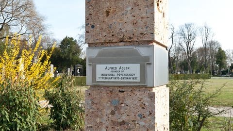 1937 starb Adler auf einer Vortragsreise in Aberdeen, Schottland an einem Herzinfarkt (Grab von Alfred Adler auf dem Wiener Zentralfriedhof) (Foto: IMAGO, imago/viennaslide)