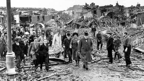 Winston Churchill inspiziert im September 1940 Luftangriffsschäden in Battersea