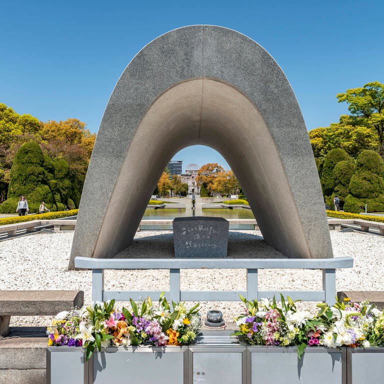 Kenotaph für die Opfer der Atombombe im Zentrum des Friedensparks Hiroshima (Foto: IMAGO, imago images / imagebroker)