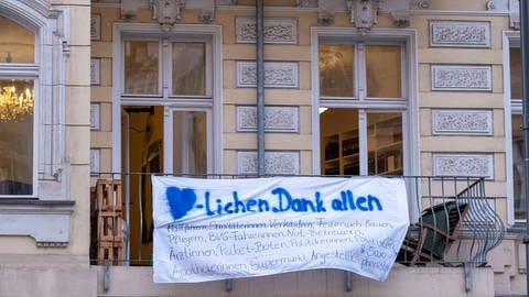 Danksagung an diejenigen, die in der Corona-Krise das öffentliche Leben am Laufen halten. Balkon in Berlin-Prenzlauer Berg (Foto: IMAGO, imago images / Seeliger)