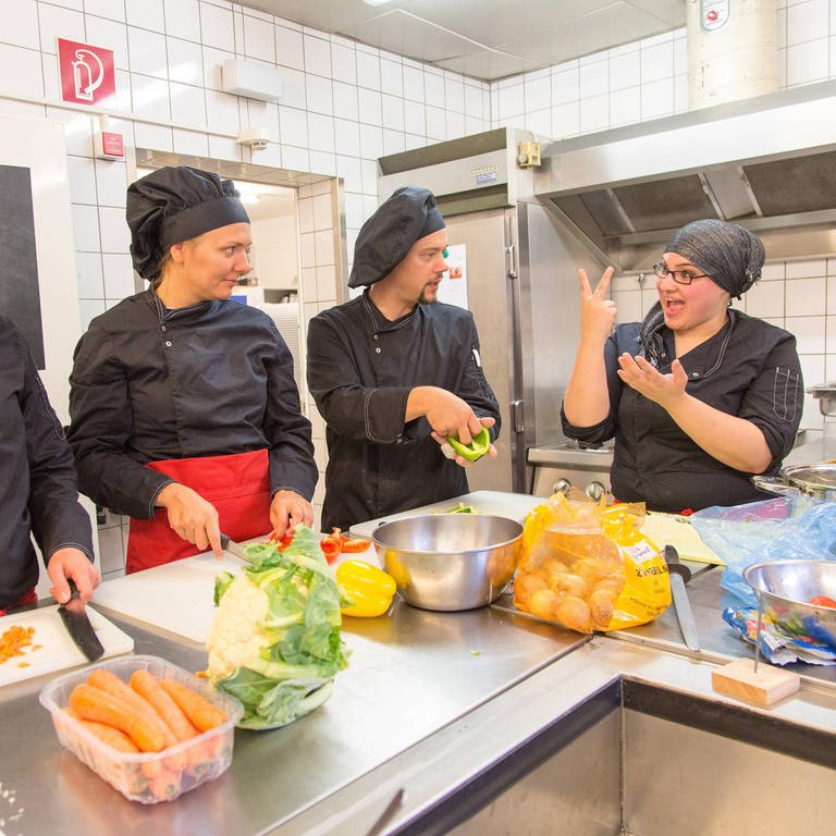Erster inklusiver Ausbildungsjahrgang für Nicht-Hörende, Hörende und Schwerhörige in der Gastronomie m Gehörlosenzentrum in Frankfurt am Main (2014) (Foto: IMAGO, imago stock&people)