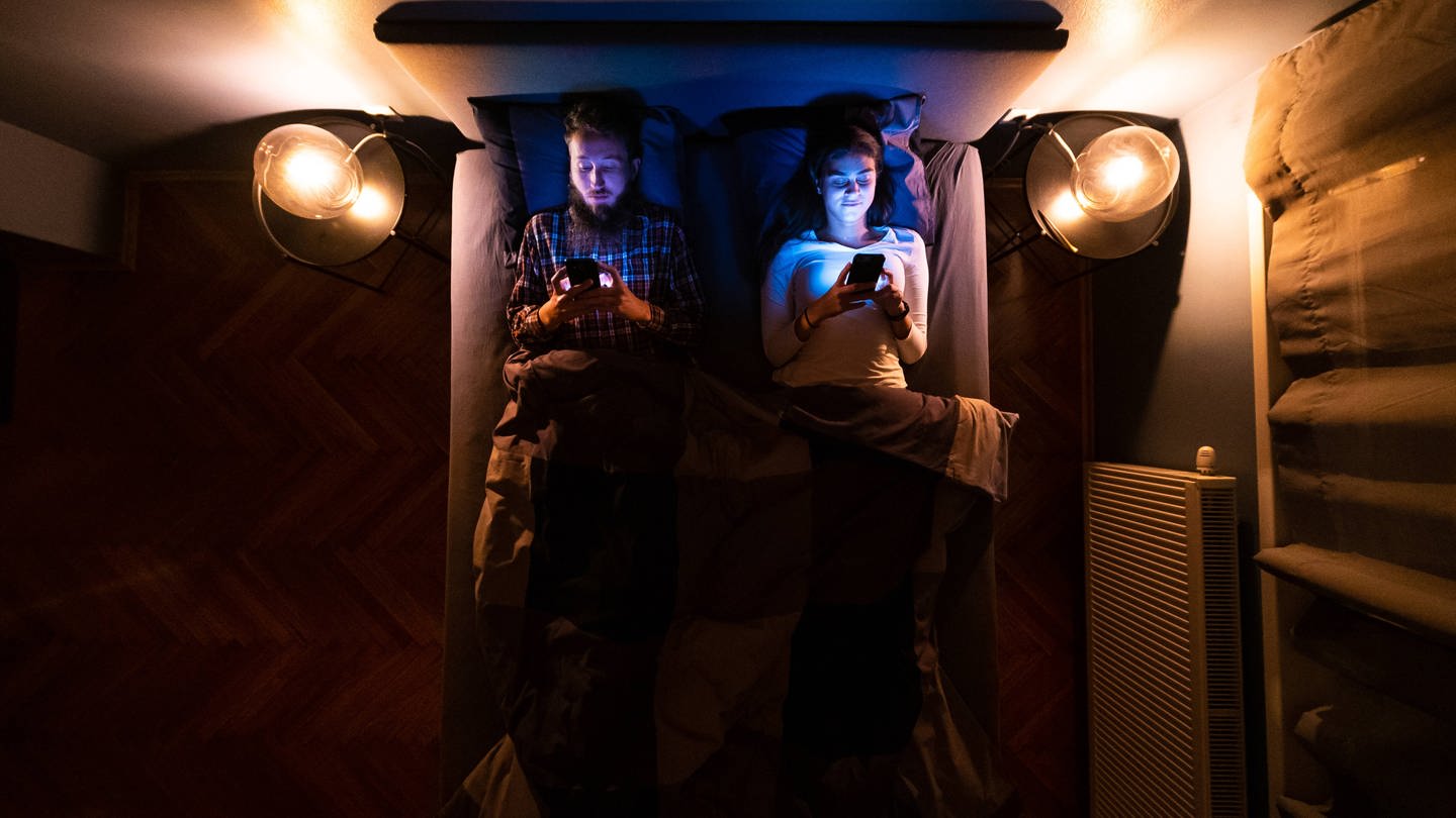 Smartphones begleiten uns täglich, manchmal sogar nachts (Foto: IMAGO, imago 0101341816)
