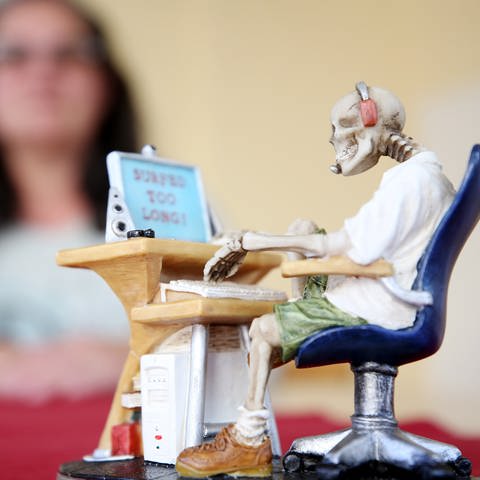 Skelett am Computer: Maskottchen einer Selbsthilfegruppe für Computerspielsucht (Foto: dpa Bildfunk, picture alliance/dpa)
