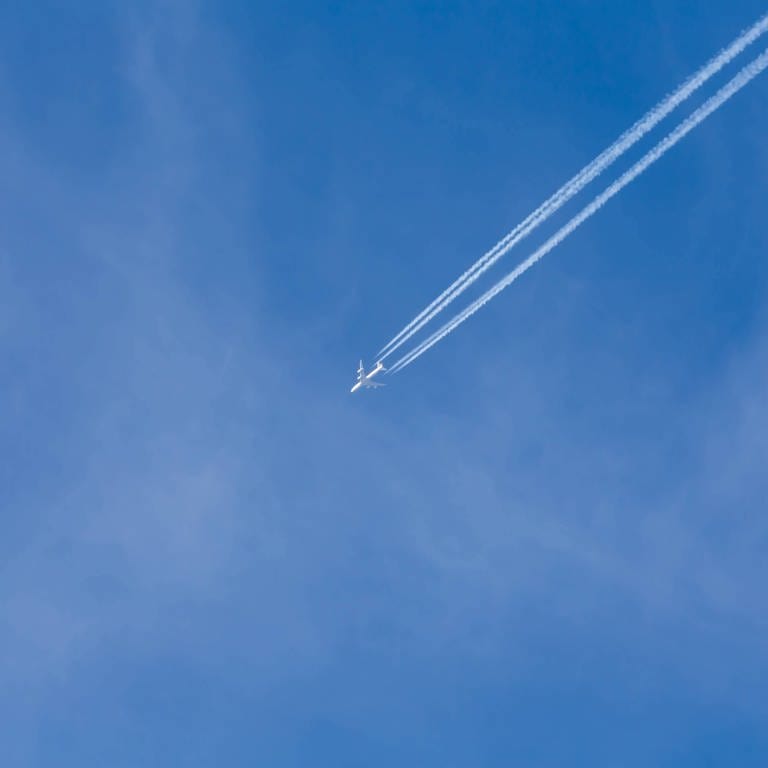 Schuss von langen Spur von Jet-Flugzeug auf blauem Himmel