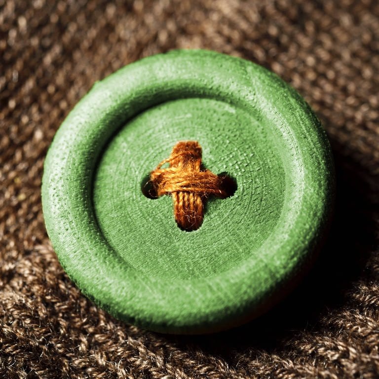 Grüner Knopf, Symbolfoto für das neue staatliche Siegel für nachhaltig produzierte Textilien