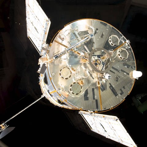 Das Weltraumteleskop "Hubble" von Bord des Spaceshuttles "Atlantis" aus gesehen 