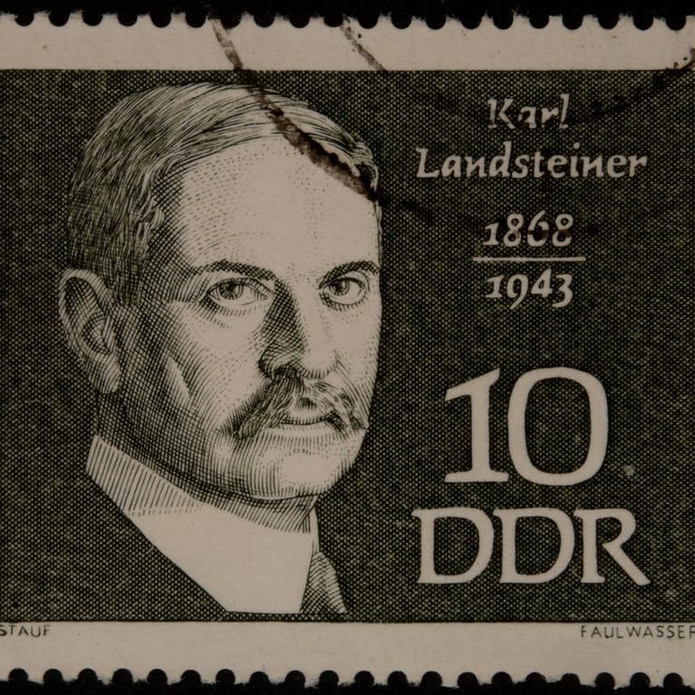 Karl Landsteiner, ein österreichischer Immunologe und Patholigist, Portrait auf einer DDR-Marke (Foto: IMAGO, imago images / imagebroker)