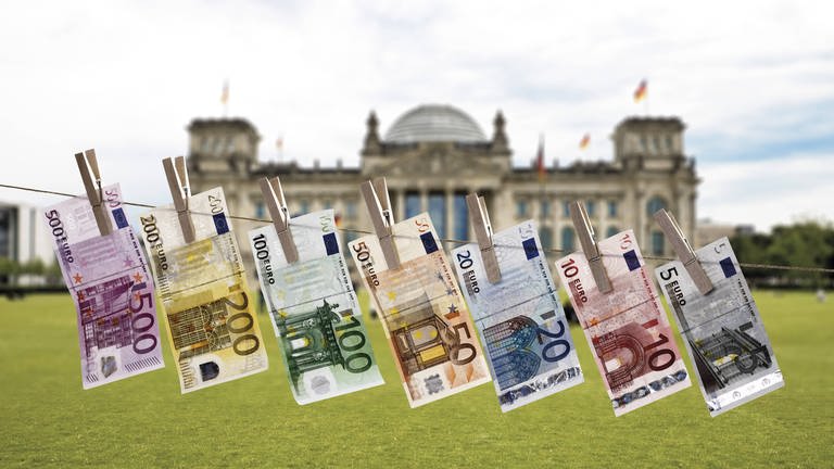 Geldscheine auf einer Wäscheleine vor dem Reichstagsgebäude in Berlin: Deutschland macht es Geldwäschern aus dem In- und Ausland zu leicht