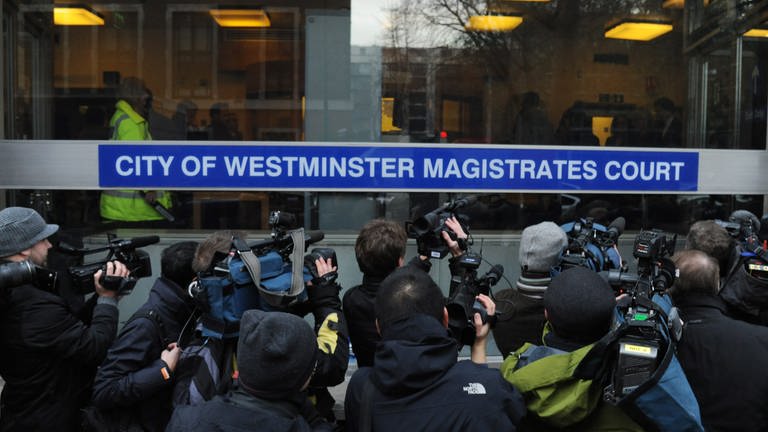 Der Gründer der Whistleblowing-Website Wikileaks, Julian Assange, wurde in London von der Polizei festgenommen. Pressevertreter versammeln sich vor dem Amtsgericht Westminster am 7. Dezember 2010. (Foto: picture-alliance / Reportdienste, picture alliance / dpa | Andrew Gombert)
