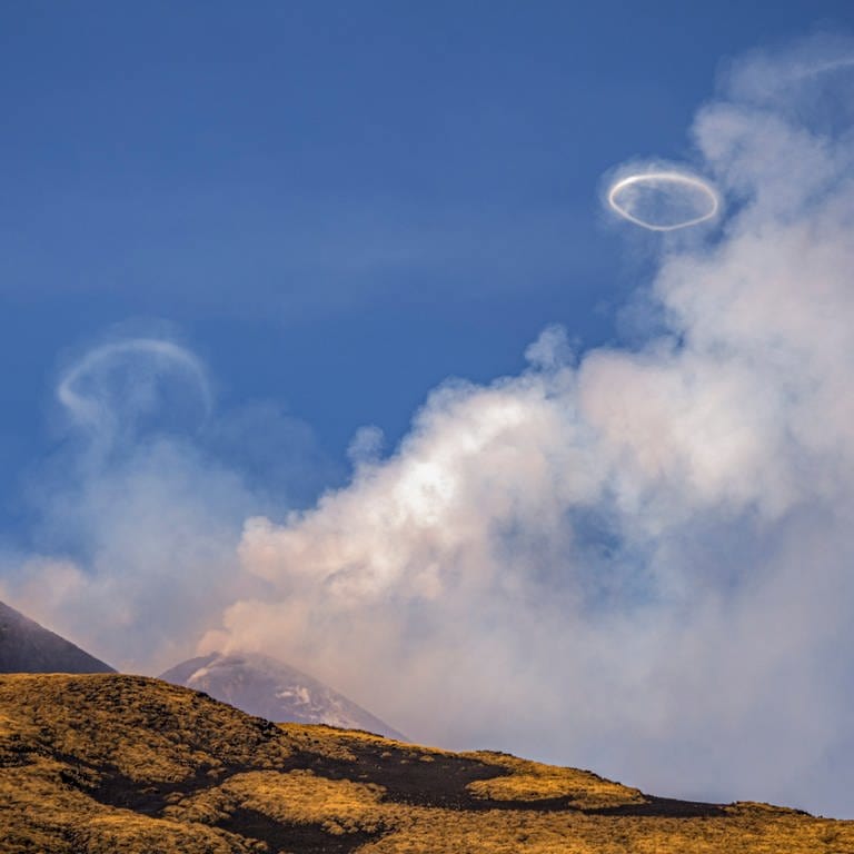 Vulkanische Wirbelringe treten aus einem neuen Krater an der Nordseite des Südostkraters des Ätna-Vulkans auf Sizilien. (Foto: picture-alliance / Reportdienste, picture alliance/dpa/AP/dpa | Giuseppe Di Stefano)