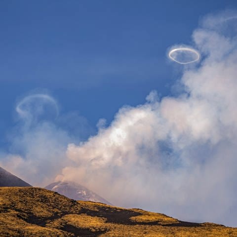 Vulkanische Wirbelringe treten aus einem neuen Krater an der Nordseite des Südostkraters des Ätna-Vulkans auf Sizilien.