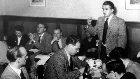Eine Tagung des Bund Deutscher Jugend (BDJ) 1953. Stehend zu sehen ist Paul Lüth (1921-1986), Gründer und Anführer des BDJ.  (Foto: picture-alliance / Reportdienste, Picture Alliance)
