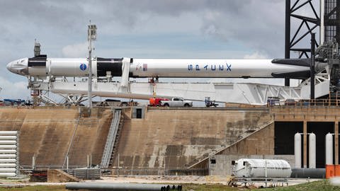 Die Rakete Space X Demo-2 Falcon 9 mit der Crew Dragon-Kapsel ganz links liegt horizontal am Launch Pad 39-A im Kennedy Space Center im Mai 2020 (Foto: IMAGO, IMAGO / ZUMA Wire)