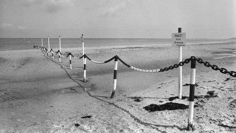 Ostseestrand in Travemünde in1989 mit Absperrung: Die Strände wurden Tag und Nacht überwacht. Eine Flucht über die Ostsee musste sehr gut vorbereitet und vorsichtig geplant sein. (Foto: IMAGO, IMAGO / sepp spiegl)