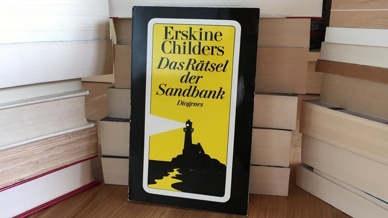 Moderne Taschenbuchausgabe von "Das Rätsel der Sandbank" von Erskine Childers. Das Buch erschien 1903 und gilt als einer der ersten Spionageromane
