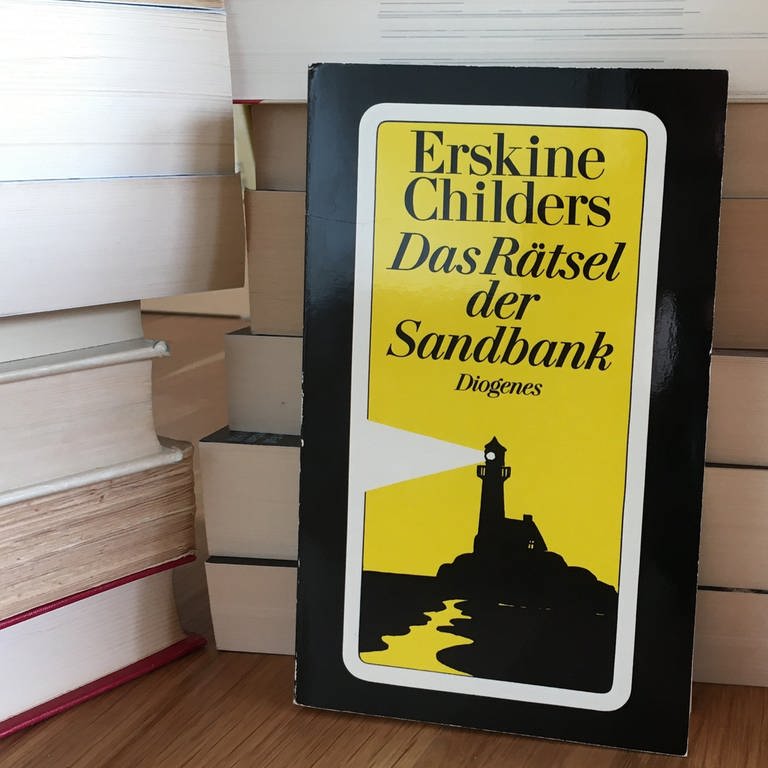 Moderne Taschenbuchausgabe von "Das Rätsel der Sandbank" von Erskine Childers. Das Buch erschien 1903 und gilt als einer der ersten Spionageromane (Foto: SWR, Candy Sauer)
