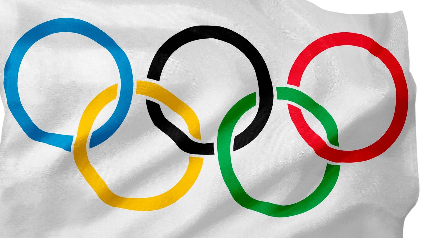 Flagge der Olympischen Spiele: 5 farbige Ringe auf weißem Hintergrund (Foto: IMAGO, IMAGO / teamwork)