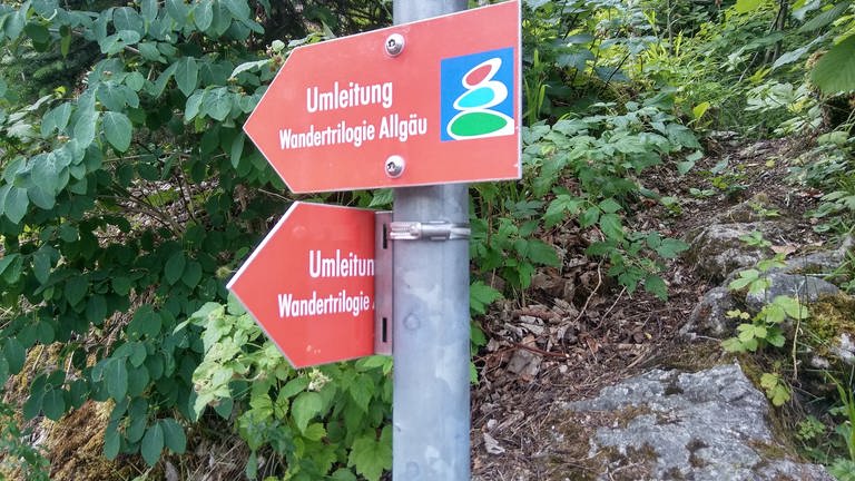 Wegweiser für eine Umleitung auf der Allgäu-Wander-Trilogie (Foto: SWR, Sebastian Krämer)