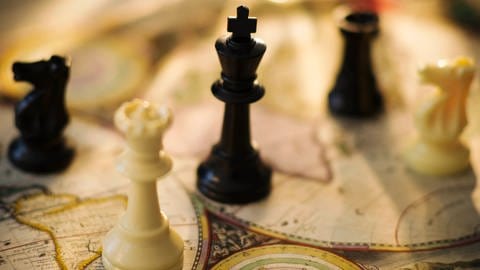 Schachfiguren auf einer alten Weltkarte (Foto: picture-alliance / Reportdienste, picture alliance / Bildagentur-online/Tetra | -)