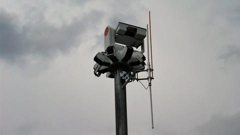 Kamerasystem IdentiFlight: 8 Weitwinkelkameras sind unten kreisförmig angeordnet und sollen den Luftraum rundum überwachen. Obendrauf sitzt eine Stereo-Kamera.