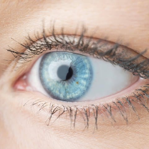 Nicht bei allen Menschen ist die Lederhaut des Auges so strahlend weiß. Verfärbungen können harmlos sein, z. B. bei Menschen, die ohnehin dunklere Haut haben. Sie können aber auch ein Hinweis auf Krankheiten sein und sollten vom Arzt abgeklärt werden. (Foto: IMAGO, IMAGO / Panthermedia)