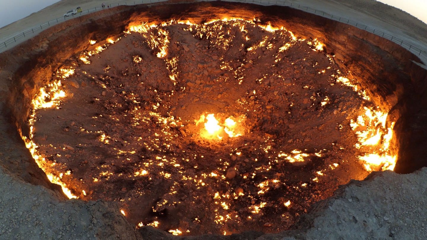 Ein großer, brennender Krater in Turkmenistan (Foto: picture-alliance / Reportdienste, picture alliance / Pacific Press | Zhao Junchao)
