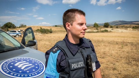 Ein deutscher Frontex-Beamter vor einem Auto der Grenzschutzagentur in Albanien. Künftig werden Frontex-Bedienstete eine eigene Uniform tragen. Die neuen Uniformen wurden im Januar 2021 von der Grenzschutzagentur vorgestellt.