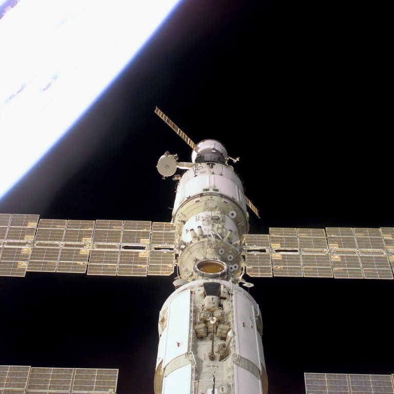 Ein Bild der ISS über der Erde (Foto: IMAGO, IMAGO / agefotostock)