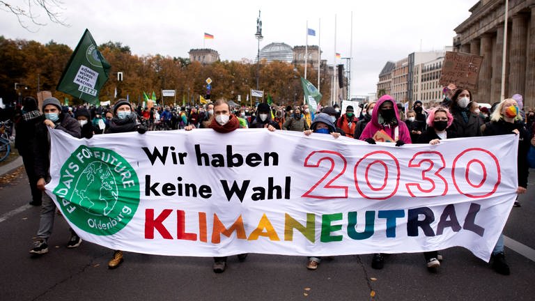Protestierende bei einer "FridaysForFuture"-Demonstration im Oktober 2021 halten ein Transparent mit der Aufschrift "Wir haben keine Wahl – 2030 klimaneutral" für die Durchsetzung der Pariser Klimakonferenz und für die Einhaltung des 1,5-Grad-Limits (Foto: IMAGO, IMAGO / IPON)