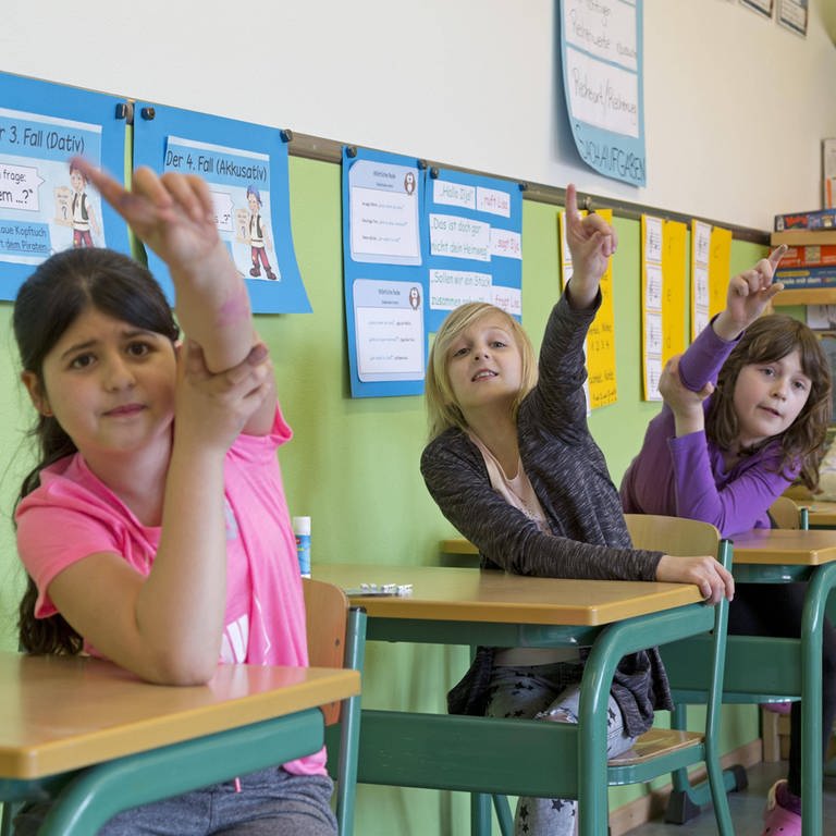Schüler melden sich im Unterricht (Foto: IMAGO, IMAGO / imagebroker)