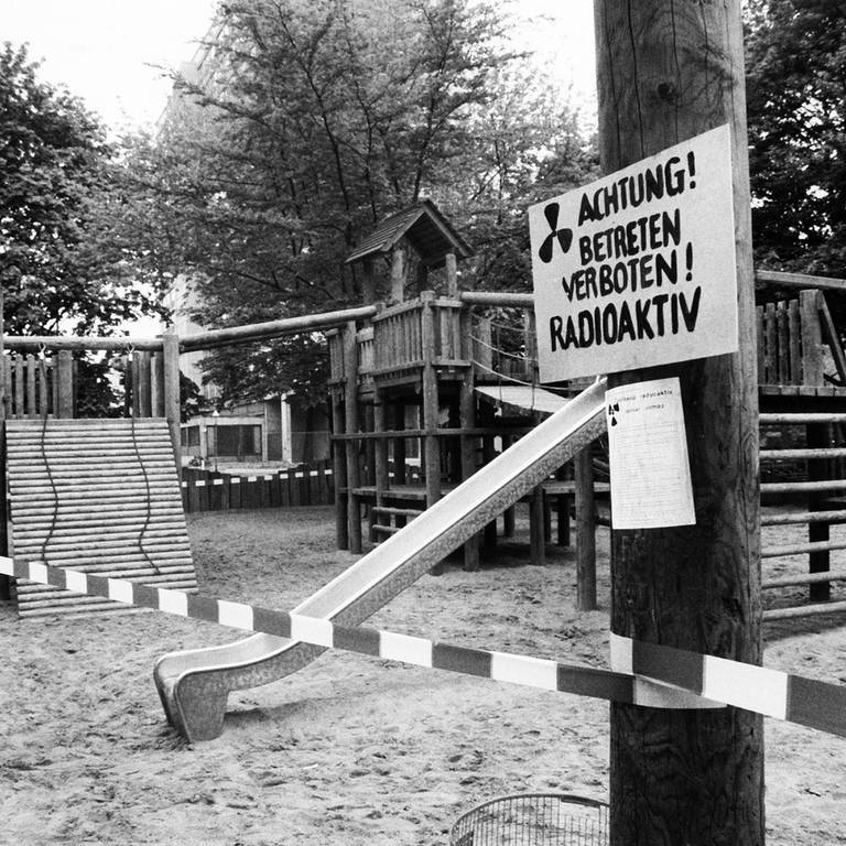 Abgesperrter Kinderspielplatz in Berlin am 1. Mai 1986 nach der Reaktorkatastrophe von Tschernobyl (Foto: IMAGO, IMAGO / Jürgen Ritter)