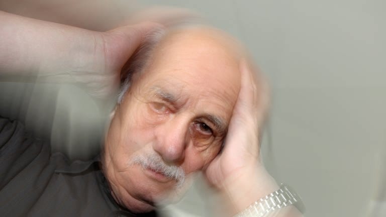 Ein älterer Mann fasst sich an seinen Kopf: Rund 30 Prozent aller Menschen in Deutschland erleben irgendwann in ihrem Leben Schwindel, auch Vertigo genannt, egal, wie alt sie sind.  (Foto: dpa Bildfunk, picture alliance / dpa | Stephan Jansen)